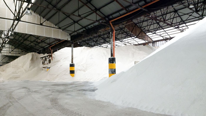 Stock sali per il disgelo stradale in magazzini al coperto Conterio